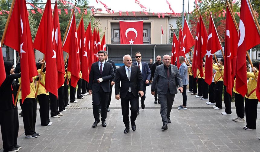 Diyarbakır’da çelenk sunma töreni gerçekleşti