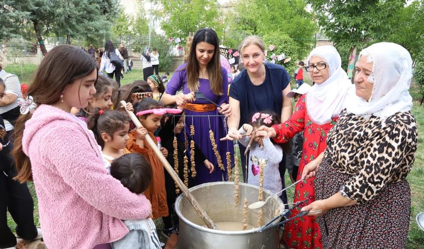 Diyarbakır’da Pestil ve Cevizli Sucuk Festivali renkli görüntülere sahne oldu