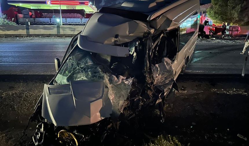 Diyarbakır’da yolcu minibüsü ile tanker çarpıştı