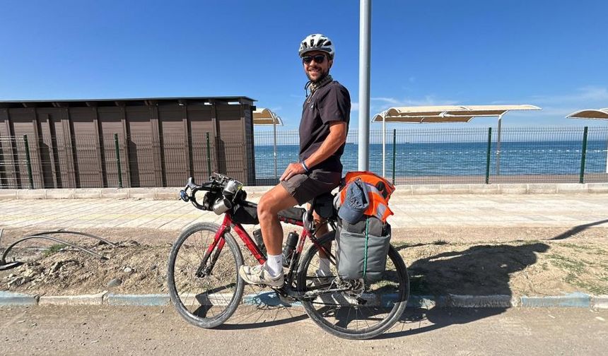 Türkiye'yi pedallayarak geziyor