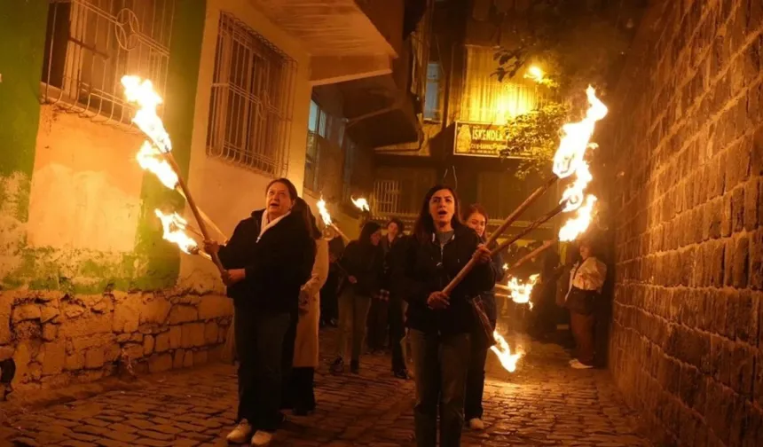 Diyarbakır'da kadınlardan geceyi aydınlatan meşaleli yürüyüş