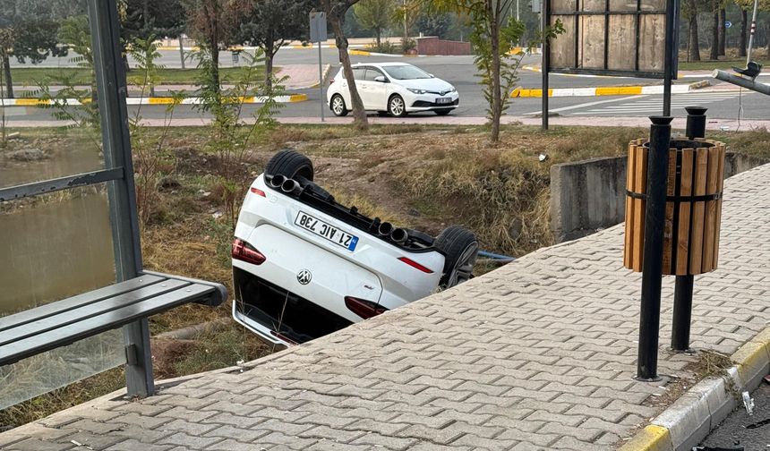 Diyarbakır Dicle Üniversitesi yolunda araç takla attı, sürücü yaralandı