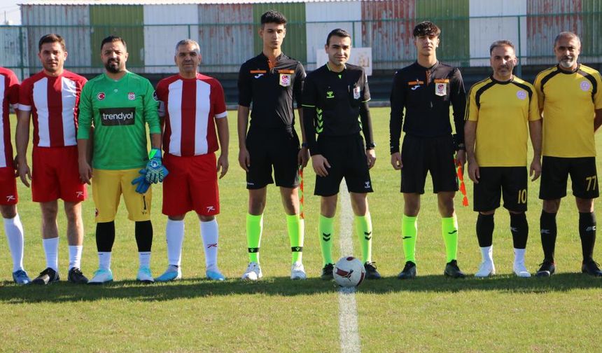 Diyarbakır'da öğretmenler Günü sahada kutlandı