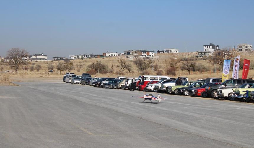 Model uçaklarla klasik otomobiller bir araya geldi