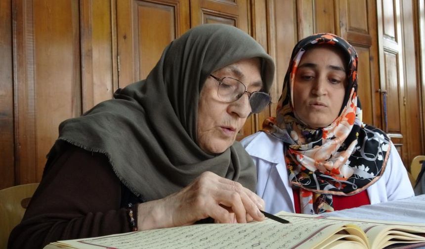75 yaşında Kur'an-ı Kerim öğreniyor