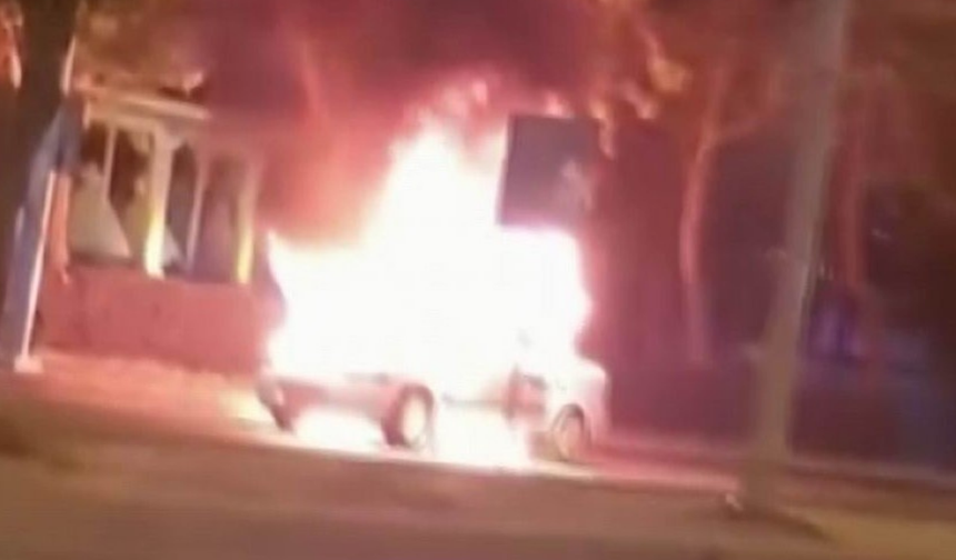 Diyarbakır'da seyir halindeki otomobil alev aldı: Sürücü son anda kurtuldu