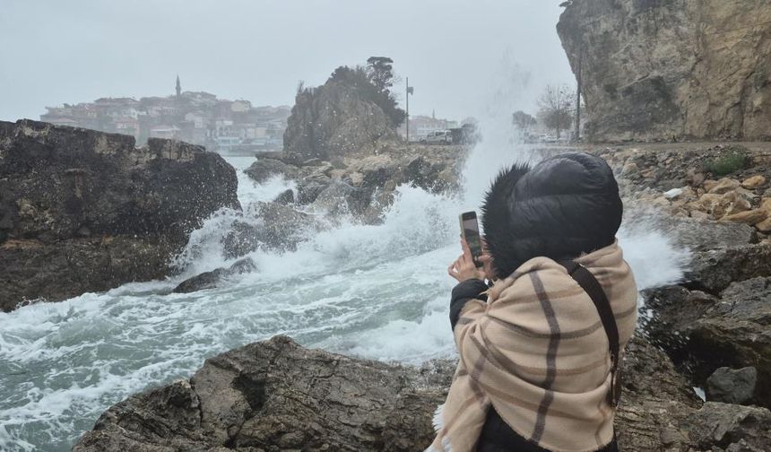 Amasra'da dalga boyu 3 metreye ulaştı
