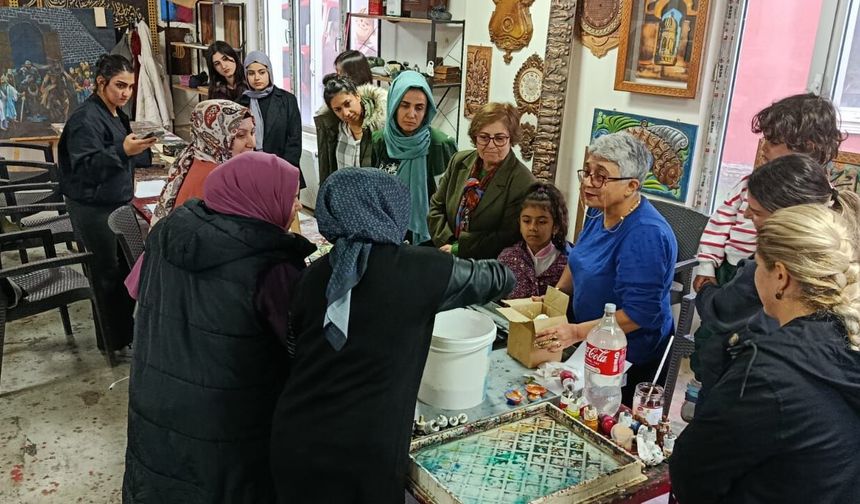 Diyarbakır’da kadınlar ebru ile renkleniyor!