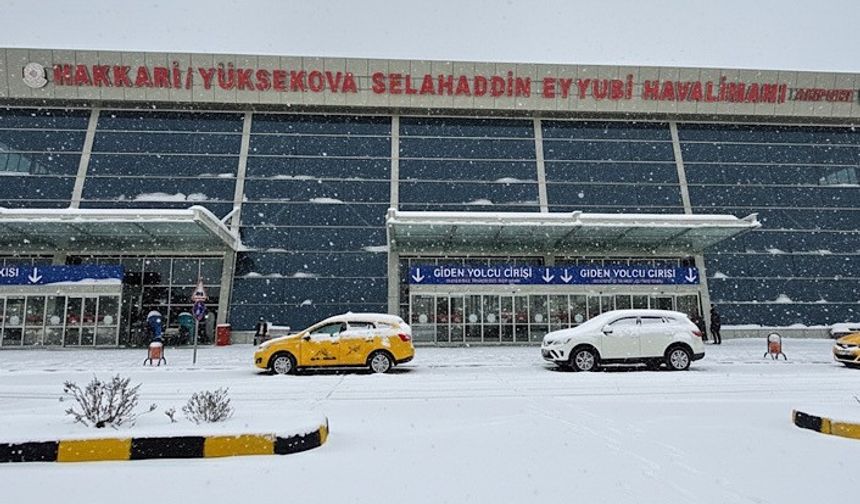Hakkari’de yoğun kar yağışı uçak seferlerini durdurdu