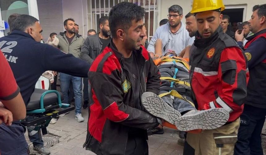 Diyarbakır'da ağır hasarlı binanın yıkımı sırasında bir işçi duvarın altında kaldı