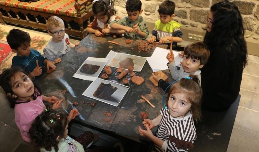 Diyarbakır İçkale Müzesi'nde çocuklar kendi eserlerini yapıyor