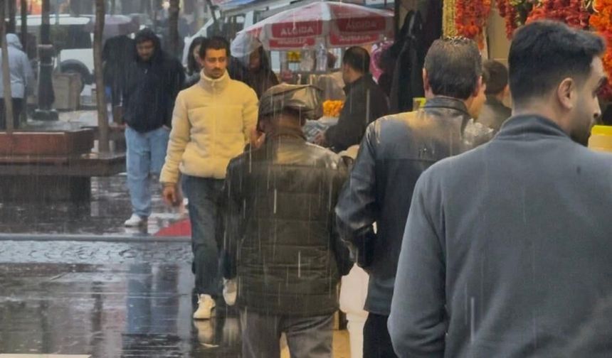 Diyarbakır yağmura ansızın yakalandı