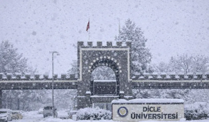 Diyarbakır’da öğrenciler isyanda: Dicle Üniversitesi'ne galiba kar yağmıyor!