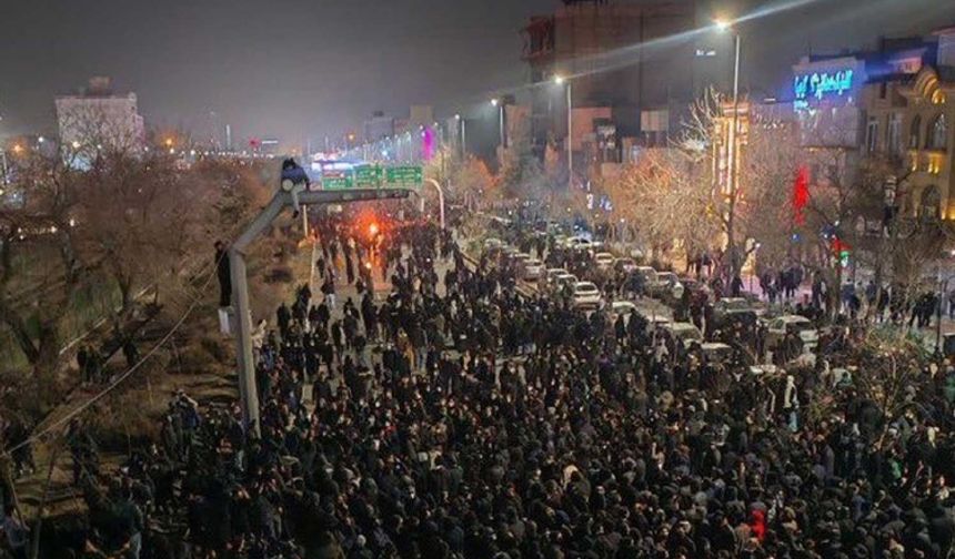 İran’da bilanço ağırlaşıyor: 3 bin 308 ölü