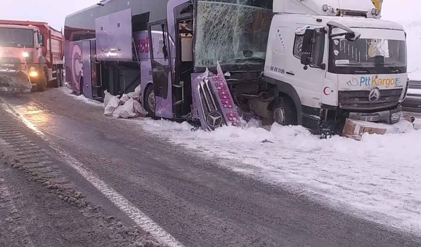 Kars'ta yolcu otobüsü kamyona çarptı: Çok sayıda yaralı