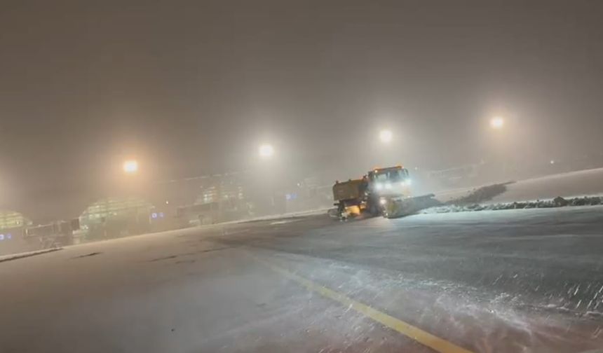 Diyarbakır Havalimanı’nda gece boyu mesai: Pist açıldı, uçuşlar beklemede!