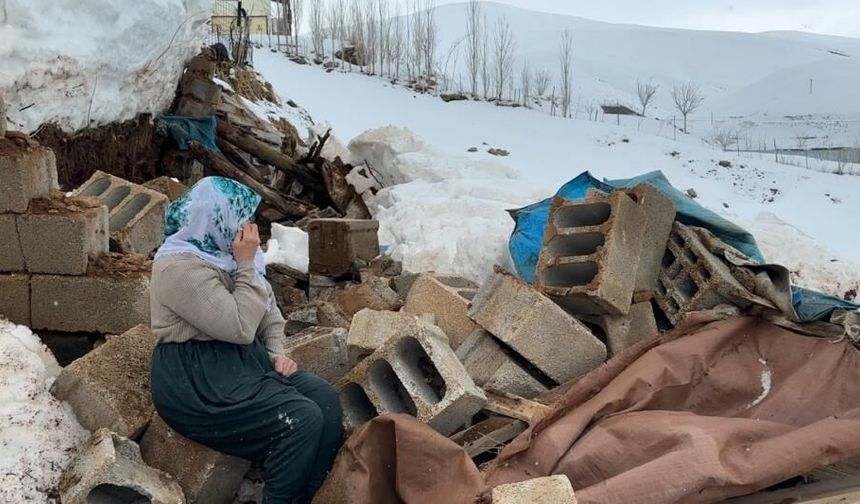 Yıkılan ahırının önünde gözyaşı döktü