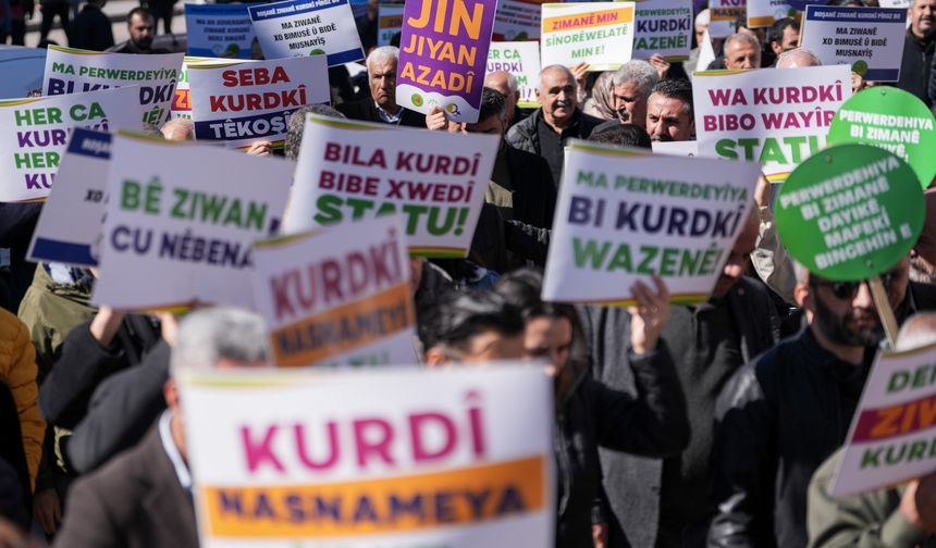 Diyarbakır’da anadil yürüyüşünde Kürtçeye statü vurgusu!