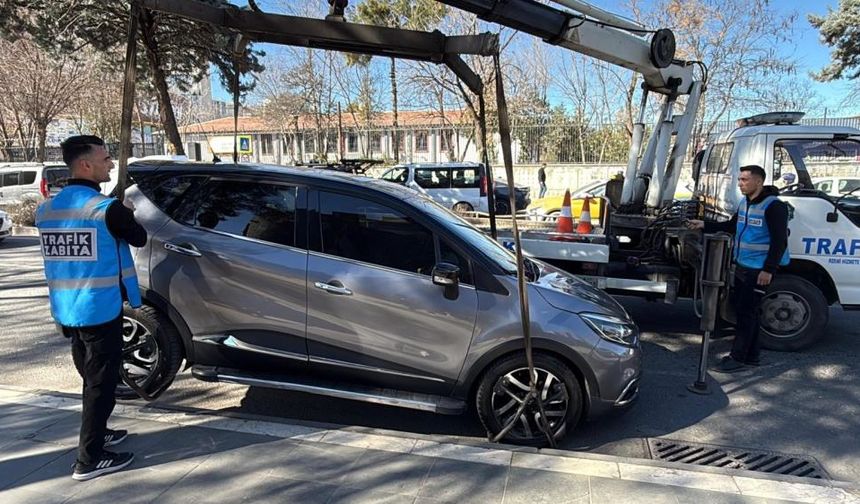 Diyarbakır’da durak önlerine park edenler yandı!