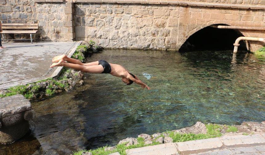 Diyarbakır’da güneşin çocukları soğuk dinlemedi, Anzele’ye koştu