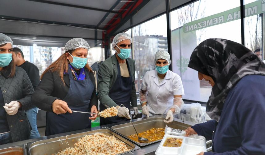 Şırrnak’ta Gönül Sofraları Kuruluyor: 2 Bin Kişiye Her Gün Sıcak Yemek!