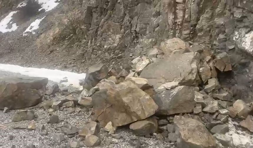 Erzincan’daki 4,9’luk depremde kaya düşmeleri kamerada