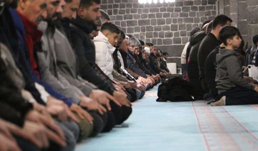 Diyarbakır’da ilk teravihte yoğunluk: Ulu Cami’de saflar doldu