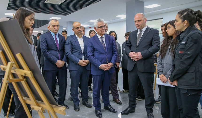 Diyarbakır’da 6 Şubat depremleri öğrencilerin afişleriyle anlatıldı