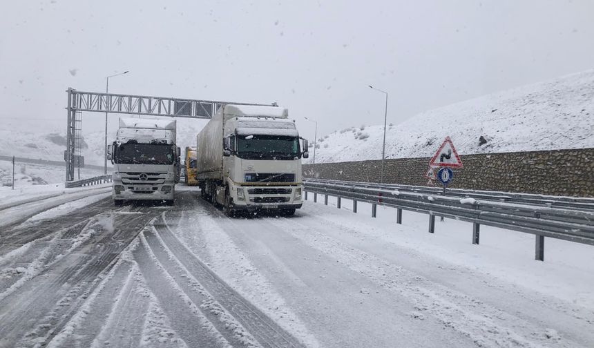 Diyarbakır-Silvan-Bitlis Yolunda kar alarmı: Araçlar tünelde mahsur kaldı