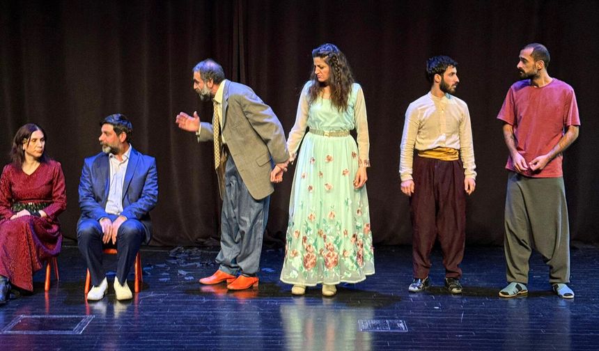 Diyarbakır’da Kürtçe Shakespeare uyarlaması: Xewna Şeveke Havînê tiyatroseverlerle buluşuyor
