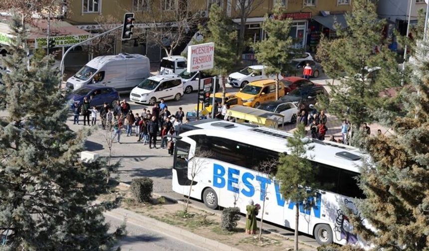 Diyarbakır’da örnek görüntü! Vanspor taraftarlarına Amedspor’dan alkışlı karşılama