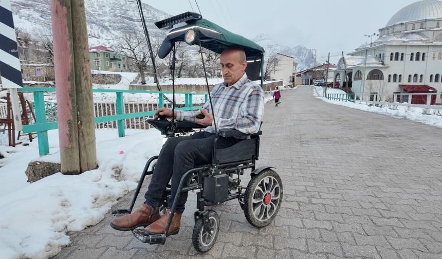 Engelli çocuğuna akülü sandalyeden araba yaptı