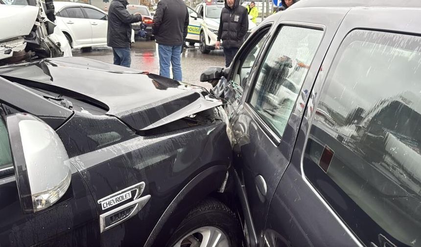 Diyarbakır'da araçlar bir birine girdi