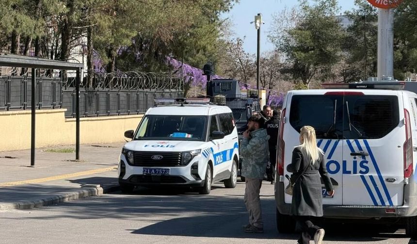 Diyarbakır’da Adliyesi önünde hareketli dakikalar: Kaçmaya çalışan zanlı vuruldu