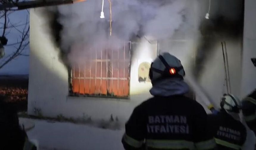 Batman’da tek katlı ev alev alev yandı