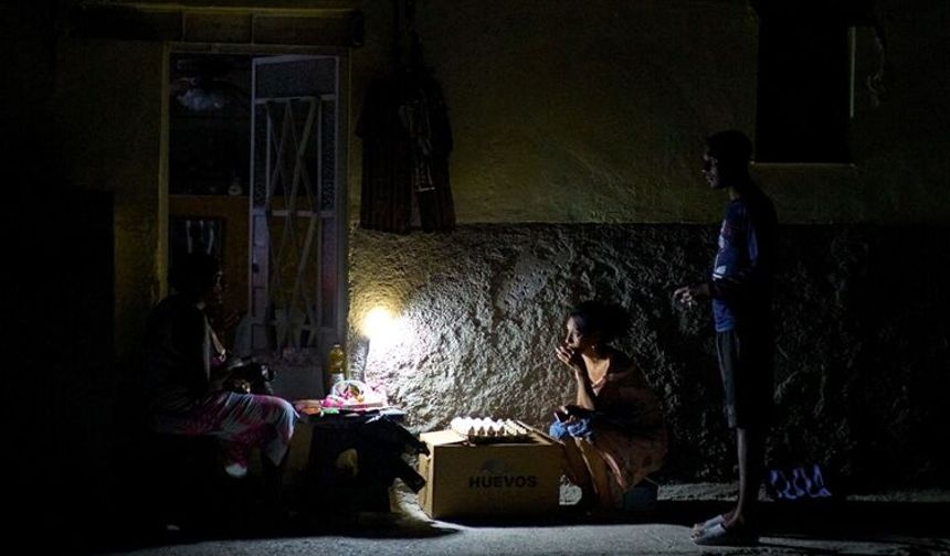 6 büyüklüğünde deprem: Elektrik şebekesi çöktü