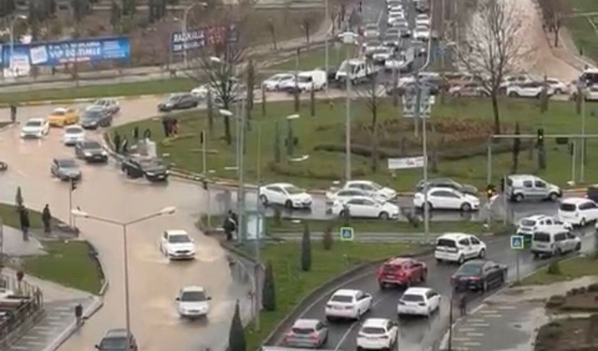 Diyarbakır’da yağış kabusu; Kayapınar’da caddeler göle döndü!