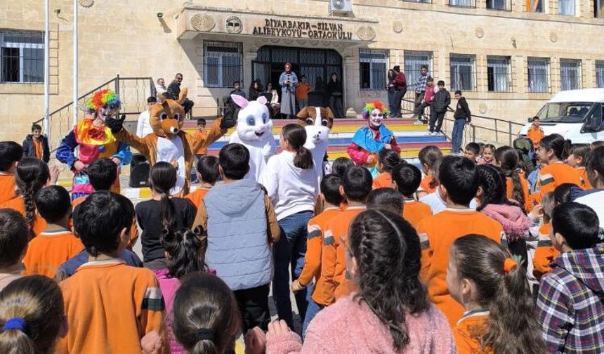Diyarbakır’da yetim ve köy çocuklarına bayram harçlığı sürprizi