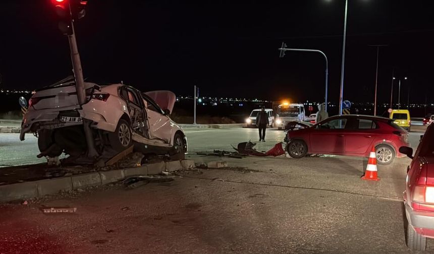 Diyarbakır’da otomobiller kafa kafaya çarpıştı: Yaralılar var