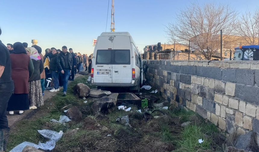 Diyarbakır’da tekstil işçilerini taşıyan minibüs duvara çarptı: Çok sayıda yaralı