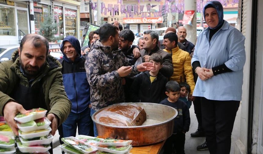 Diyarbakırlı muhtardan çiğköfte ikramı