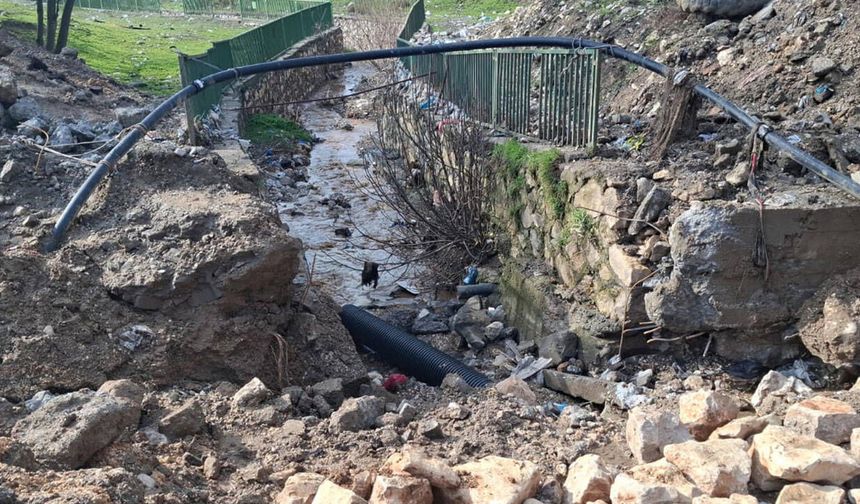 Diyarbakır’da kuvvetli yağış nedeniyle menfez köprü çöktü