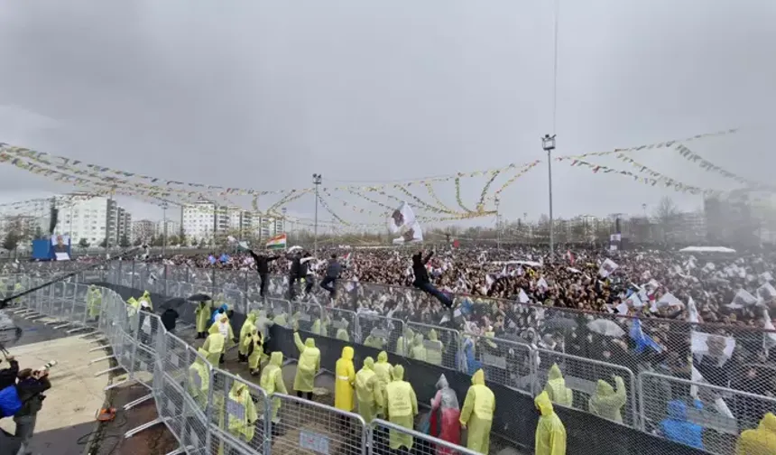 Diyarbakır Nevruz Parkı’nda tarihi kalabalık: 10 kilometrelik bariyer dikkat çekti