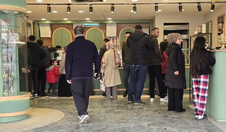 Diyarbakır’da baklava mesaisi: Metrelerce kuyruk!