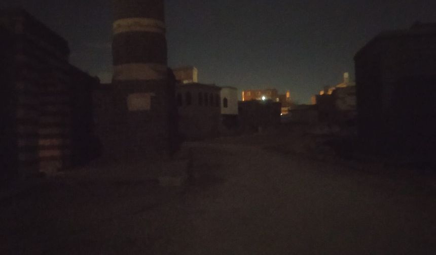 Diyarbakır Sur’da teravih yolu karanlığa gömüldü!