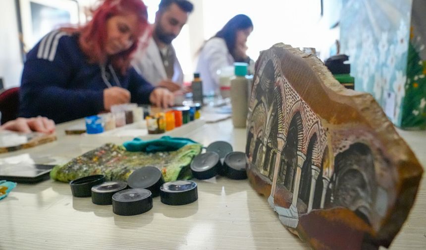 Diyarbakır’da 81 ilin tarihi yapıları taşlara resmediliyor