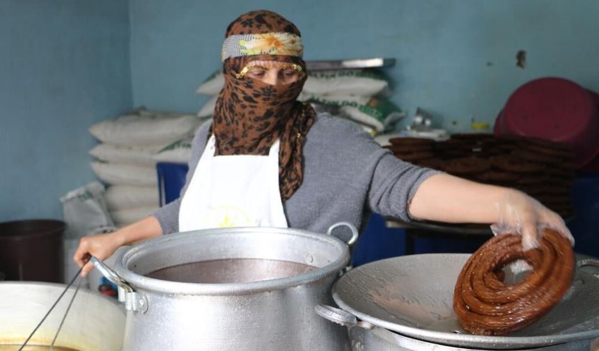 Diyarbakırlı kadın 31 yıldır eşiyle omuz omuza çalışıyor