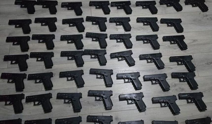 İstanbul’da bir evden 50 adet tabanca çıktı