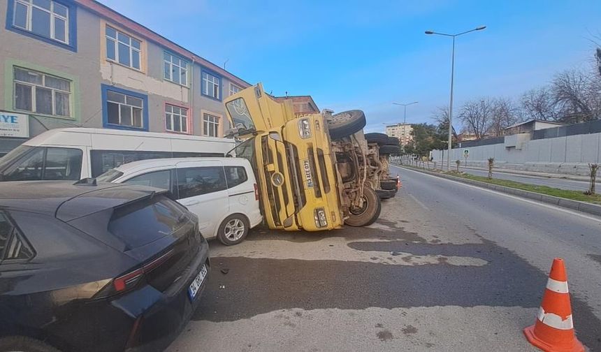 Diyarbakır’da devrilen tır 7 araca çarptı