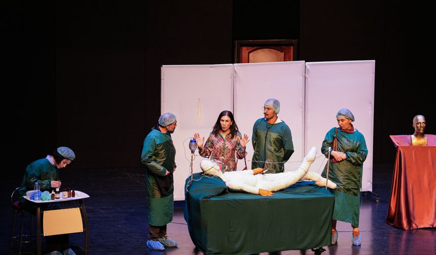 Diyarbakır’da tiyatro gecesi: “Berû” oyunu ayakta alkışlandı